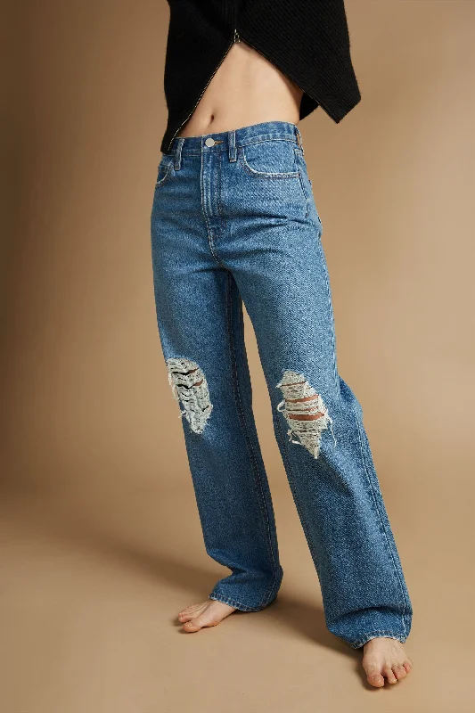 STRAIGHT LEG DISTRESSED JEAN